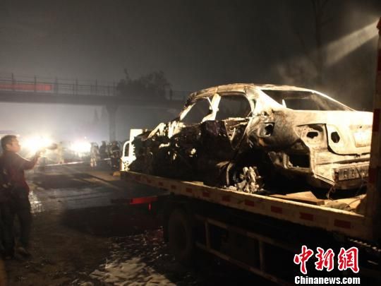 事故中被燒毀的小轎車。周才鈞攝