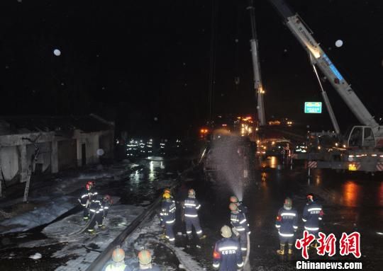 圖為消防官兵正在現(xiàn)場(chǎng)處置肇事油罐車吊裝轉(zhuǎn)運(yùn)，防止發(fā)生復(fù)燃。劉忠俊攝
