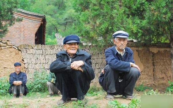 在農(nóng)村看場娛樂節(jié)目真不容易呀