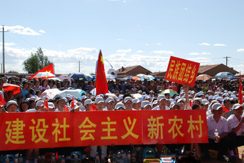 在農(nóng)村看場娛樂節(jié)目真不容易呀