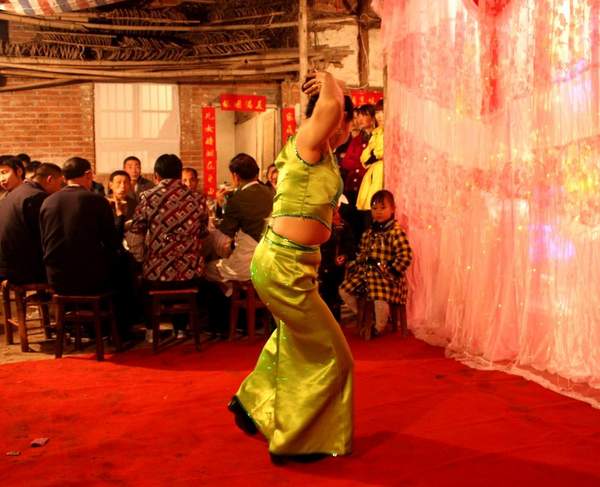 在農村看場娛樂節(jié)目真不容易呀