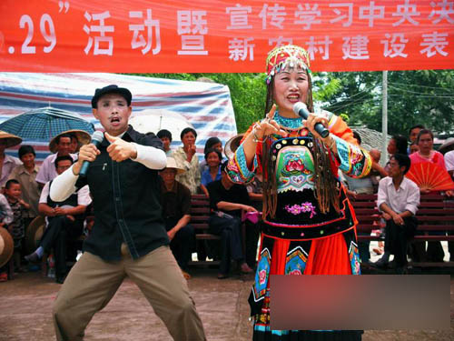 在農(nóng)村看場(chǎng)娛樂節(jié)目真不容易呀
