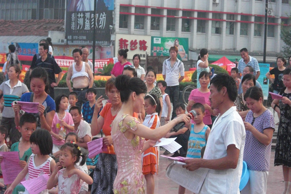 在農(nóng)村看場(chǎng)娛樂節(jié)目真不容易呀