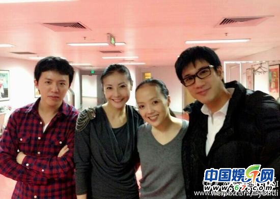 王力宏李云迪親密看電影被抓現(xiàn)行 網(wǎng)友呼：出柜吧！