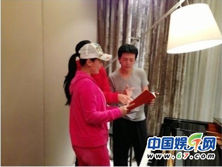 王力宏李云迪親密看電影被抓現(xiàn)行 網(wǎng)友呼：在一起！