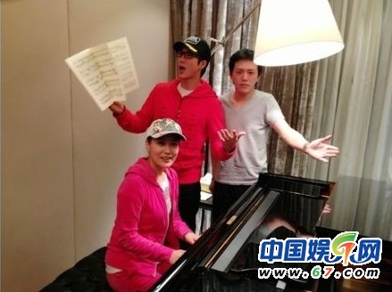 王力宏李云迪親密看電影被抓現(xiàn)行 網(wǎng)友呼：在一起！