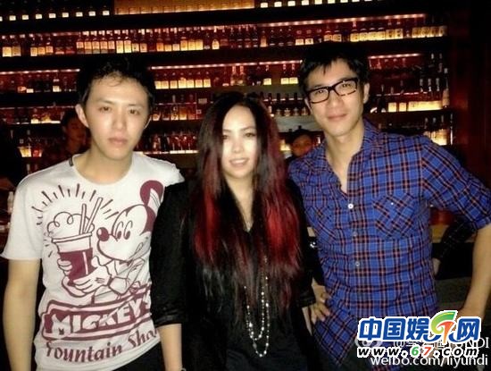 王力宏李云迪親密看電影被抓現(xiàn)行 網(wǎng)友呼：在一起！