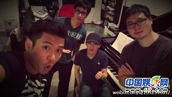 王力宏李云迪親密看電影被抓現(xiàn)行 網(wǎng)友呼：在一起！