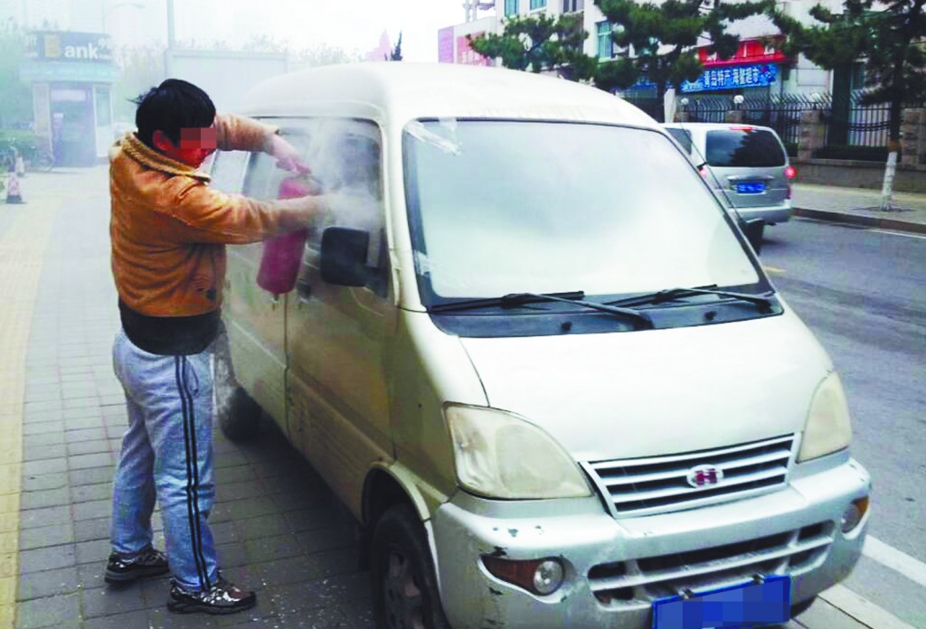 澳門(mén)路面包車自燃 路人砸窗救火惹車主埋怨