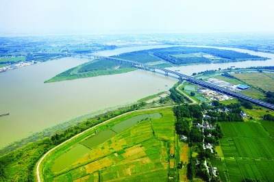 泰州大橋?qū)⑻┲?、揚中、鎮(zhèn)江、常州串成一線。