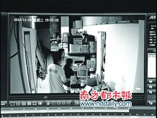 監(jiān)控錄像顯示，11月20日晚7時23分，佳恩超市兩名男員工引導蔣女士，從辦公室走進倉庫。南都見習記者 陳竹沁 翻拍