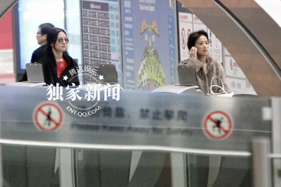劉亦菲攜母回京 干爹陳金飛備豪車隊親自接機(jī)