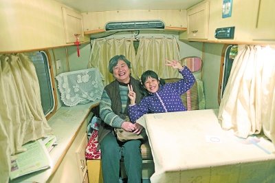 祖父母開房車送放學孫女培優(yōu) 車內電視碟機俱全