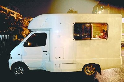 祖父母開房車送放學孫女培優(yōu) 車內電視碟機俱全
