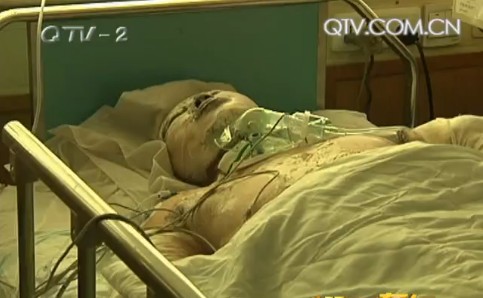 男子開車來(lái)青自焚