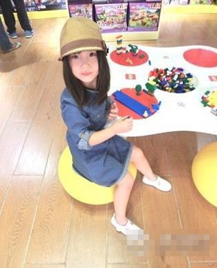 高曉松與嬌妻慶結(jié)婚紀(jì)念日微博自嘲 網(wǎng)友：會拍老婆馬屁了