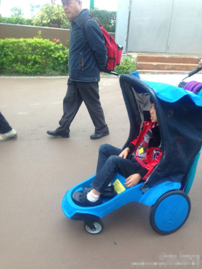Lucas長大換推車，但手長腳長的他依舊顯得有點勉強