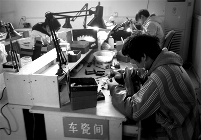11月15日，通州區(qū)宋莊鎮(zhèn)，精佳藝義齒加工中心，操作間混雜著濃重化學(xué)品味和煤氣味。