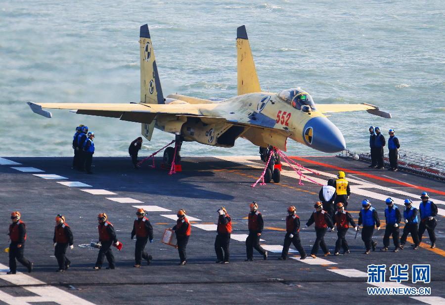 （軍事）（4）我航空母艦順利進行殲—15飛機起降飛行訓(xùn)練