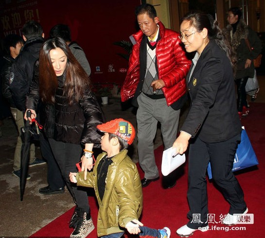 王志文酒駕后與名模嬌妻攜4歲兒子公開(kāi)亮相