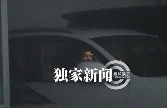 劉曉慶車內(nèi)描眉梳頭 帶經(jīng)紀(jì)人易綱赴家宴