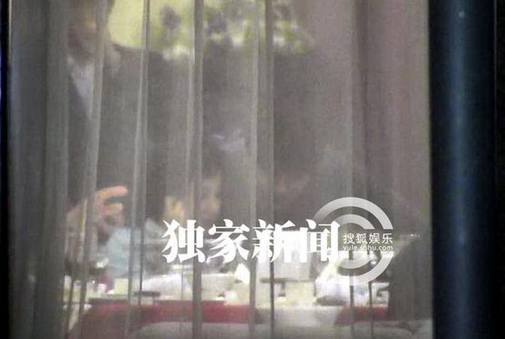 劉曉慶車內(nèi)描眉梳頭 帶經(jīng)紀人易綱赴家宴