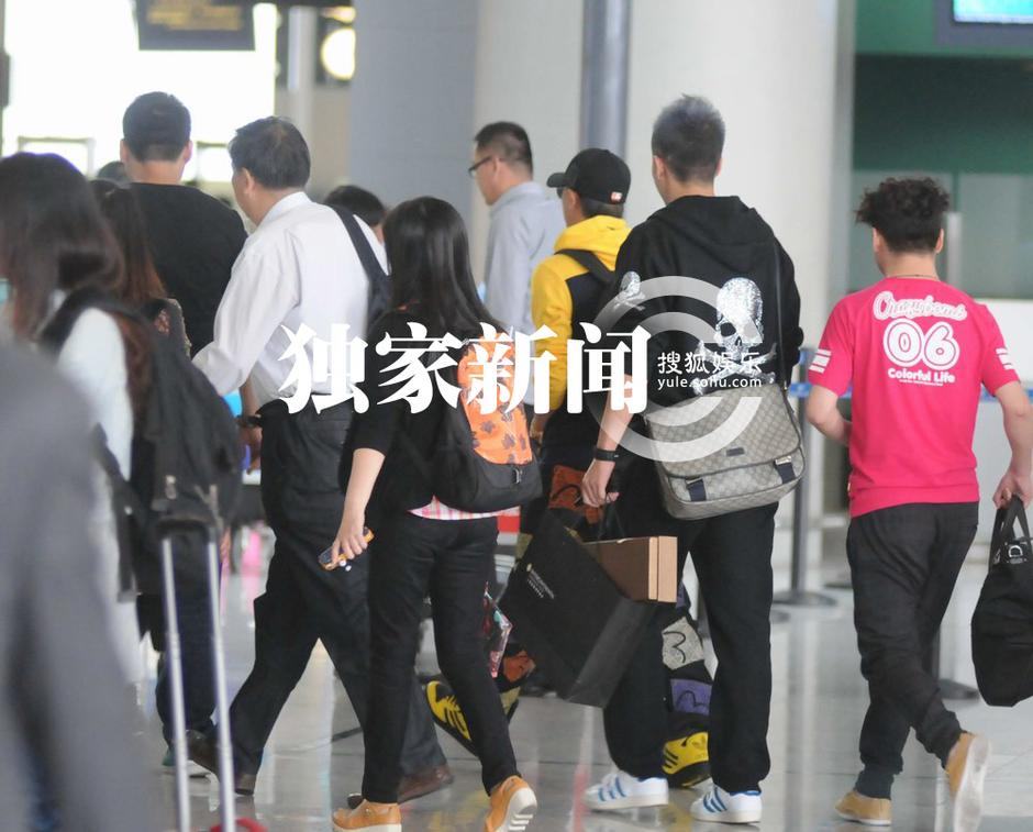 韓庚機(jī)場(chǎng)玩快閃 冷落癡心送機(jī)粉絲