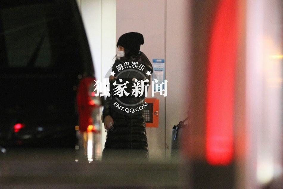 李冰冰豪車隊接機(jī)排場大 美女助理驚艷亮相似Ella