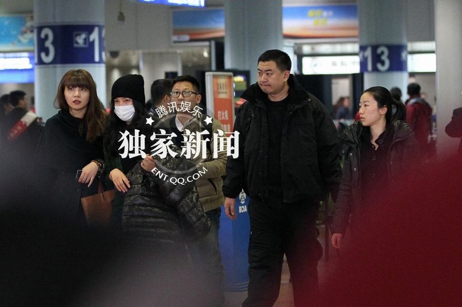 李冰冰豪車隊(duì)接機(jī)排場大 美女助理驚艷亮相似Ella