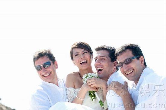 梁詠琪百張婚禮溫馨照曝光 與老公擁吻分享幸福