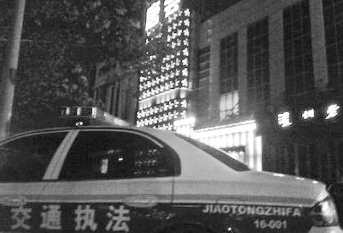 曝交通執(zhí)法車(chē)奔波300公里現(xiàn)身歌廳門(mén)口