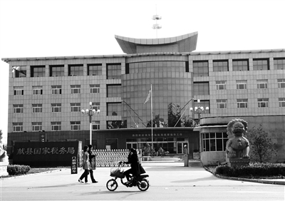 10月29日，河北滄州市獻(xiàn)縣國稅局。10月底，一些企業(yè)主被叫到國稅局談“交稅”問題。新京報記者 孟祥超 攝