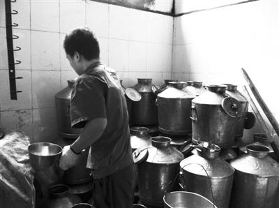 11月26日，在酒鬼酒生產(chǎn)基酒的車間，輸酒管、接酒桶都已是不銹鋼材質(zhì)，基酒產(chǎn)出后將進入酒窖封存。