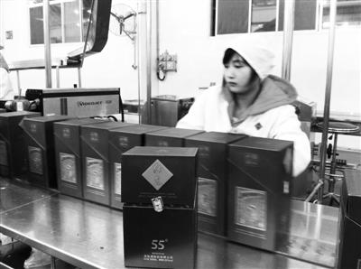 11月26日，酒鬼酒成品酒包裝車間，55°酒鬼酒正在包裝。 新京報記者 鄭道森 攝