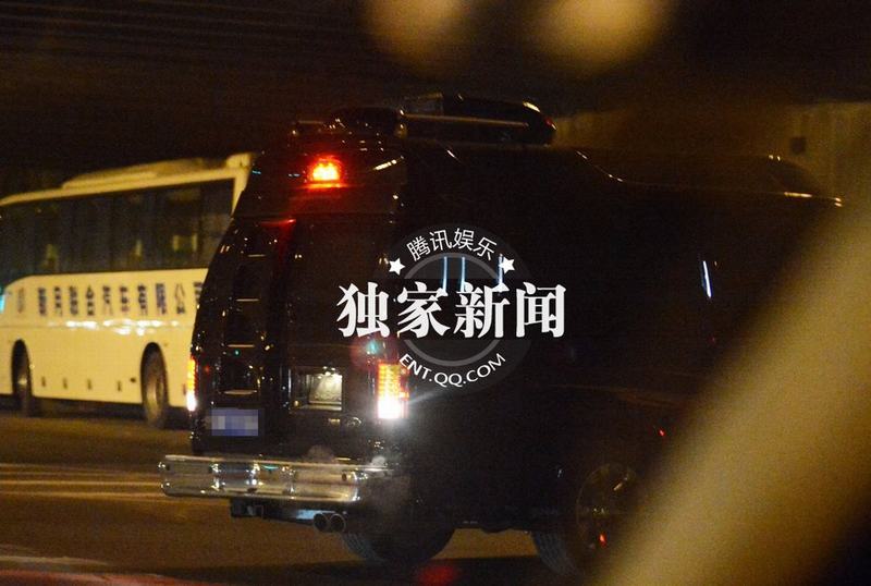 明星足球隊(duì)夜會(huì)餃子館 孫楠房車主路倒車
