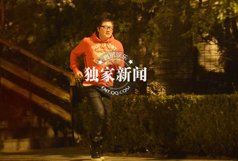 明星足球隊夜會餃子館 孫楠房車主路倒車
