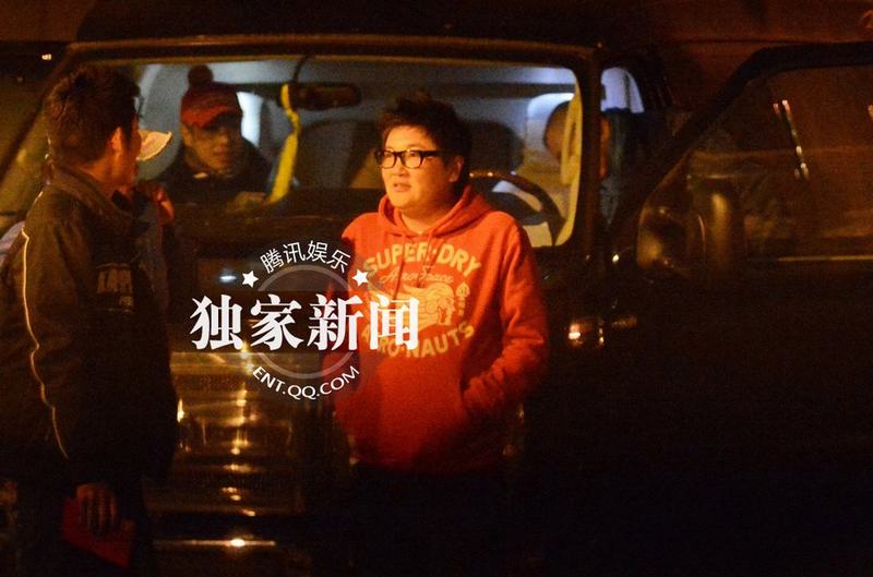 明星足球隊夜會餃子館 孫楠房車主路倒車
