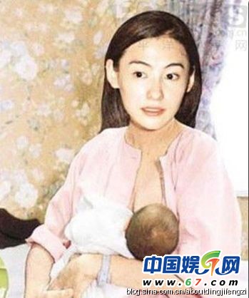 盤點(diǎn)當(dāng)眾哺乳秀母愛(ài)的女星
