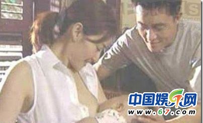 盤點(diǎn)當(dāng)眾哺乳秀母愛的女星