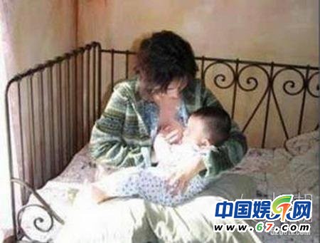 盤(pán)點(diǎn)當(dāng)眾哺乳秀母愛(ài)的女星