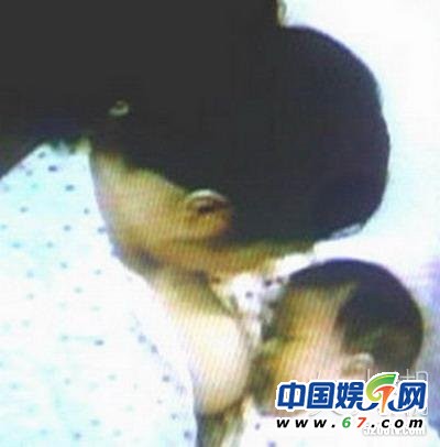 盤(pán)點(diǎn)當(dāng)眾哺乳秀母愛(ài)的女星