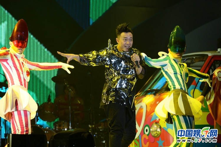 陳奕迅?jìng)€(gè)唱現(xiàn)場(chǎng)賣(mài)萌耍寶