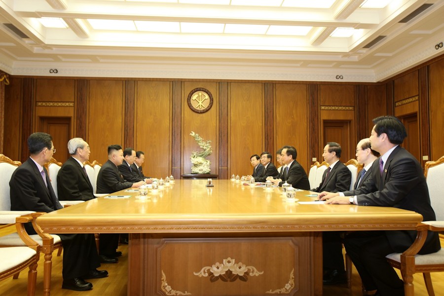 中國共產黨代表團贈送金正恩禮物