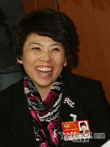 限量版圍巾揭女星奢侈裝備