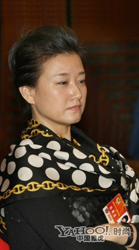 限量版圍巾揭女星奢侈裝備