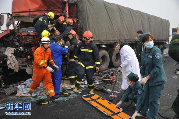 （新華網）（5）京昆高速四川成綿段連環(huán)車禍1死6傷