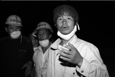 2008年，映秀馬元江搜救現(xiàn)場(chǎng)的尹春龍。（資料圖片） 本報(bào)記者周民攝