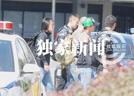 謝霆鋒帶綠帽子現(xiàn)身機場 穿緊身背心秀肌肉