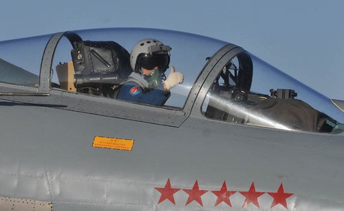 我空軍出動(dòng)殲10殲11機(jī)群舉行最大規(guī)?？諔?zhàn)演練