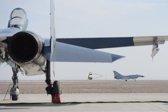 我空軍出動殲10殲11機(jī)群舉行最大規(guī)?？諔?zhàn)演練